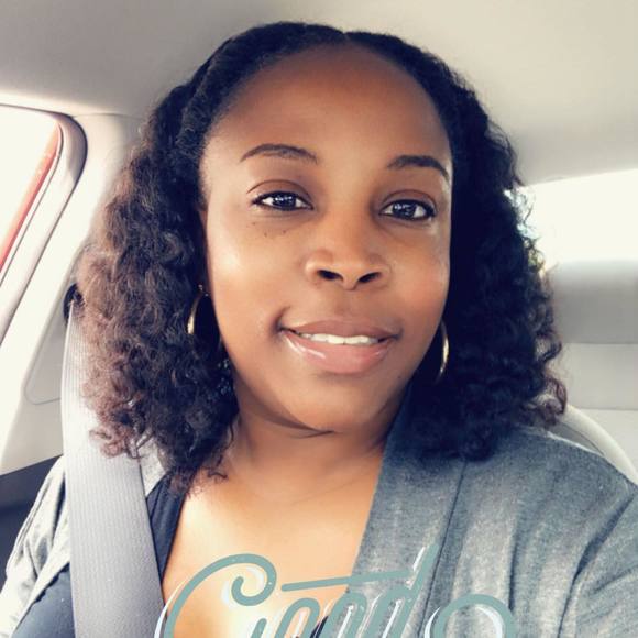 Poshmark profile picture for @valeria